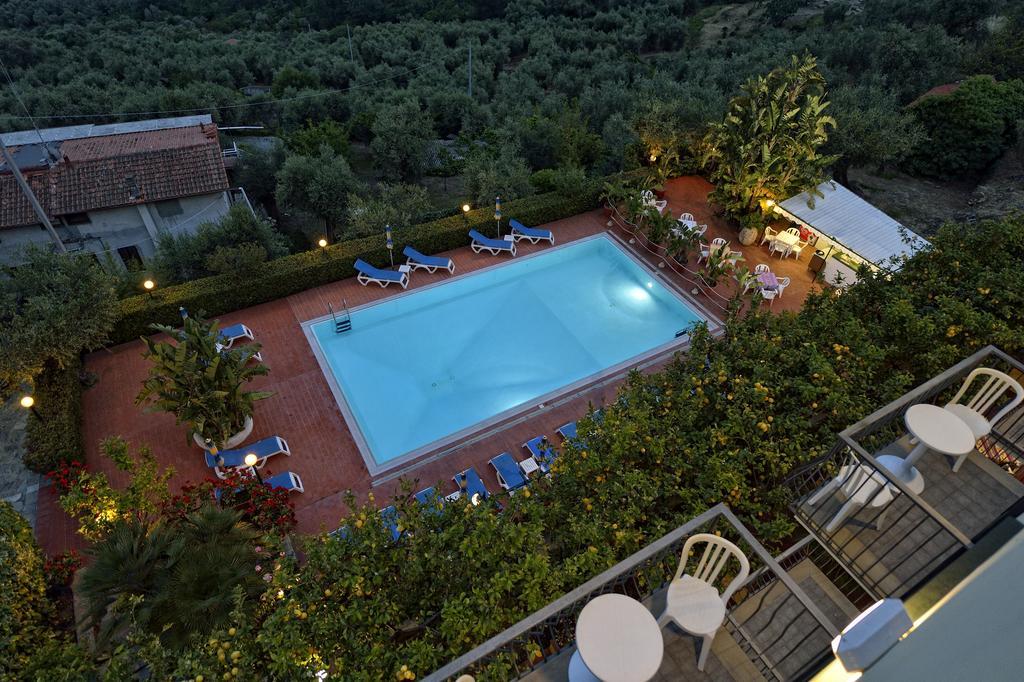 Residence Elvira Diano Marina Bagian luar foto